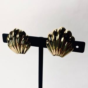 Vintage Monet Gold-tone Shell Shaped Clam Nautical Seaside Clip-on Earrings